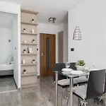 Appartamento W Spokojnej Okolicy Z Parkingiem By Renters Cracovia